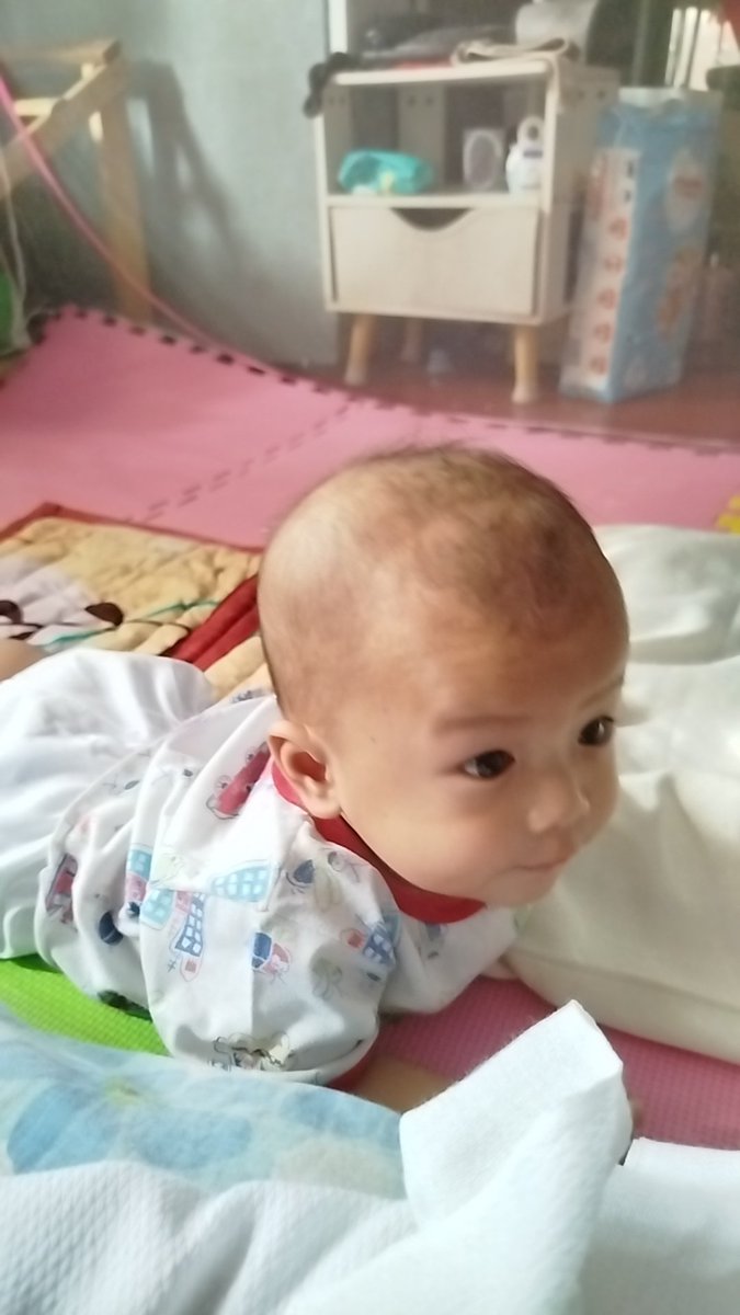 sister_pham's tweet photo. Yesterday was the first time na tinignan ko yung pamangkin ko and I just feel like I'm going to cry kasi potek, mahal na mahal ko 'tong tyanak na'to. And it's also the first time that I told him that I love him so much. https://t.co/3hZxXDOOik
