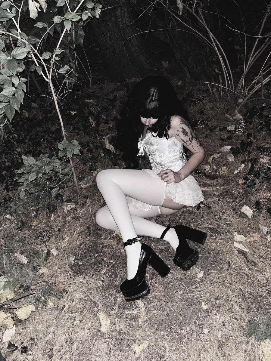 natcat_cos's tweet photo. haunted doll you find in the woods 🎀 https://t.co/ahPN6sqLZH