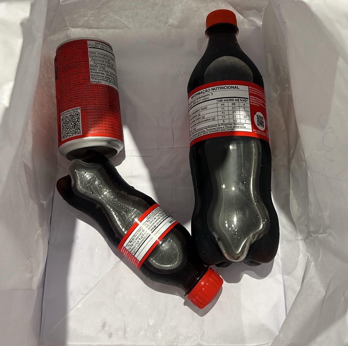 sofiaespanha's tweet photo. pedi a janta e uma coca
vi outra coca com mais mls e adicionei
depois vi outra com mais e adicionei
tirei uma das cocas do pedido
resultado: tirei a janta sem querer e agora estou com 3 coca cola https://t.co/P2a5HesgrS