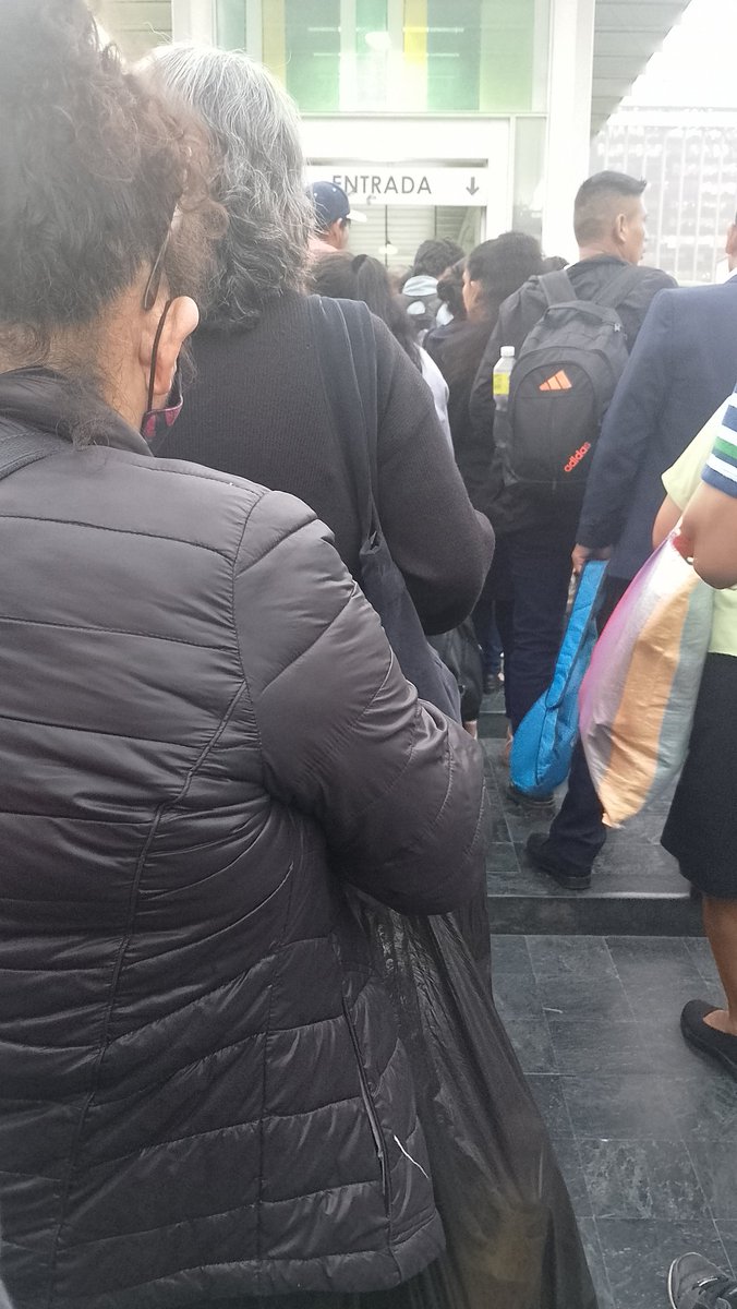oscarcarcuz's tweet photo. @TransmetroGuate ,@muniguate El transporte del futuro y sus máquinas cobradoras ya colapsaron #Plaza barrios línea 12 https://t.co/C58HeQGZON