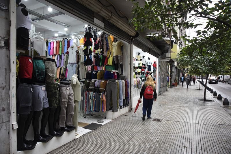 HACE UN MES SACAMOS A LOS MANTEROS DE ONCE

Once se había convertido en un lugar intransitable, todo era un caos y ni vecinos ni comerciantes podían circular en paz. 

El 4 de octubre, realizamos un operativo histórico, sacamos a los manteros y le devolvimos el orden al barrio.