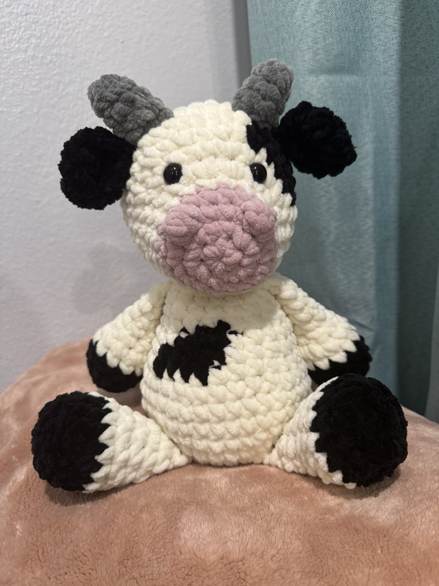 NaomiFPS's tweet photo. I’ve decided to start selling my crochet pieces 🙂 ranging $60+ depending on size and shipping. If you’re interested, my dms are open! https://t.co/9kGgg1jOe4