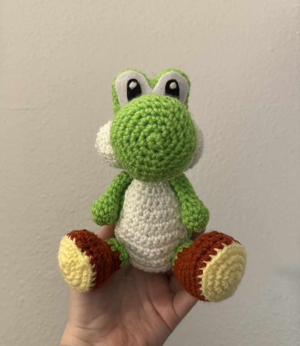 NaomiFPS's tweet photo. I’ve decided to start selling my crochet pieces 🙂 ranging $60+ depending on size and shipping. If you’re interested, my dms are open! https://t.co/9kGgg1jOe4
