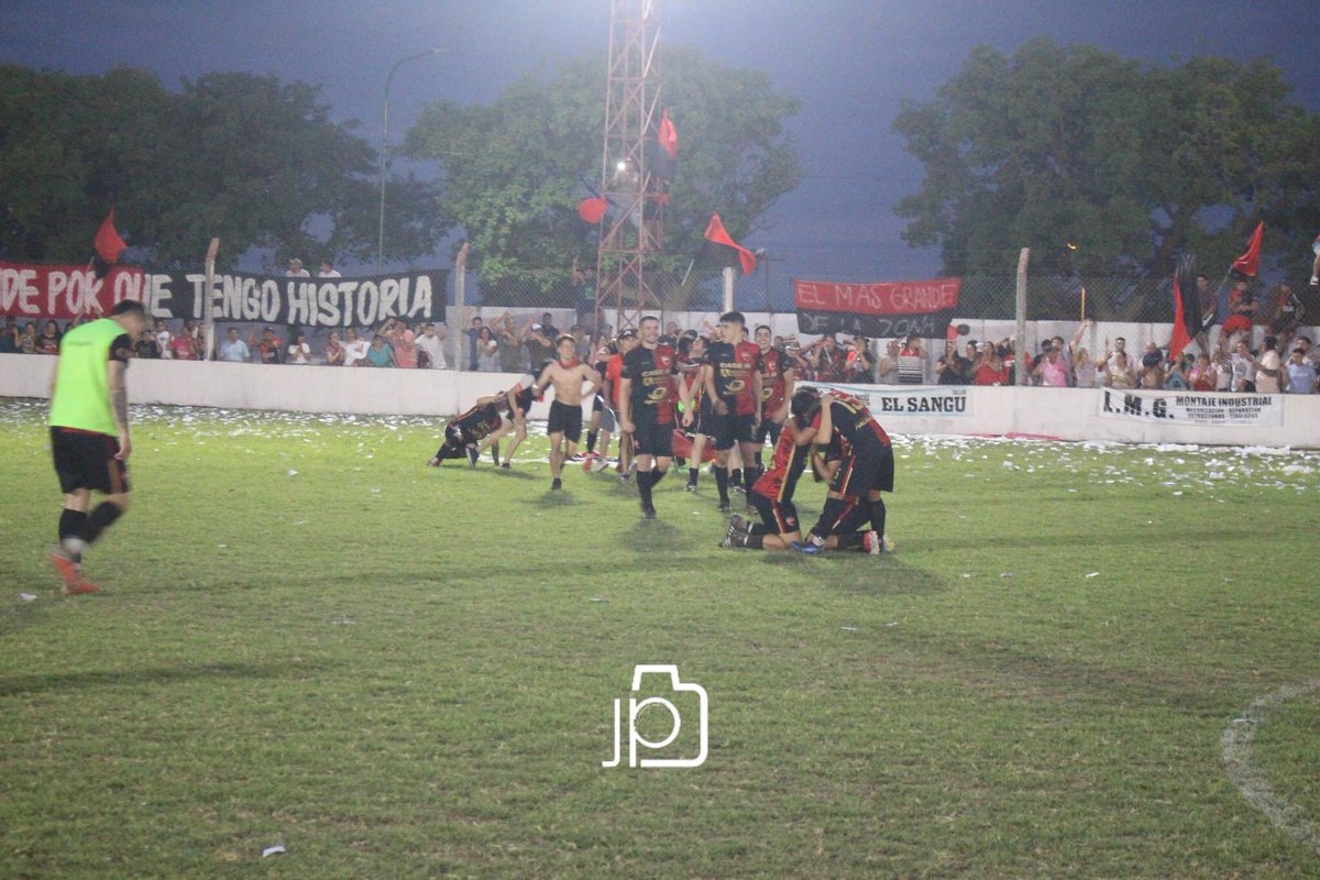 camilomorgada's tweet photo. Los abrazos más lindo del mundo. Gracias Roca por salvarme la vida, darme amigos, familia y enseñarme del amor.
Siempre un lugar en mi corazón.
❤️🖤. https://t.co/NYezMh8Z8q
