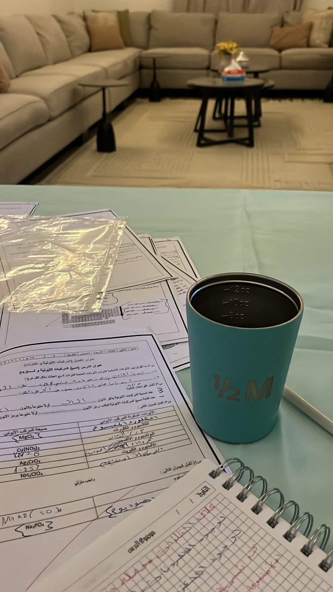 تعرفون شعور الدنيا فجر وعندك اختبار واهلك كلهم نايمين وتجلس تهوجس بمستقبلك واختبارك نفس الوضع الحين