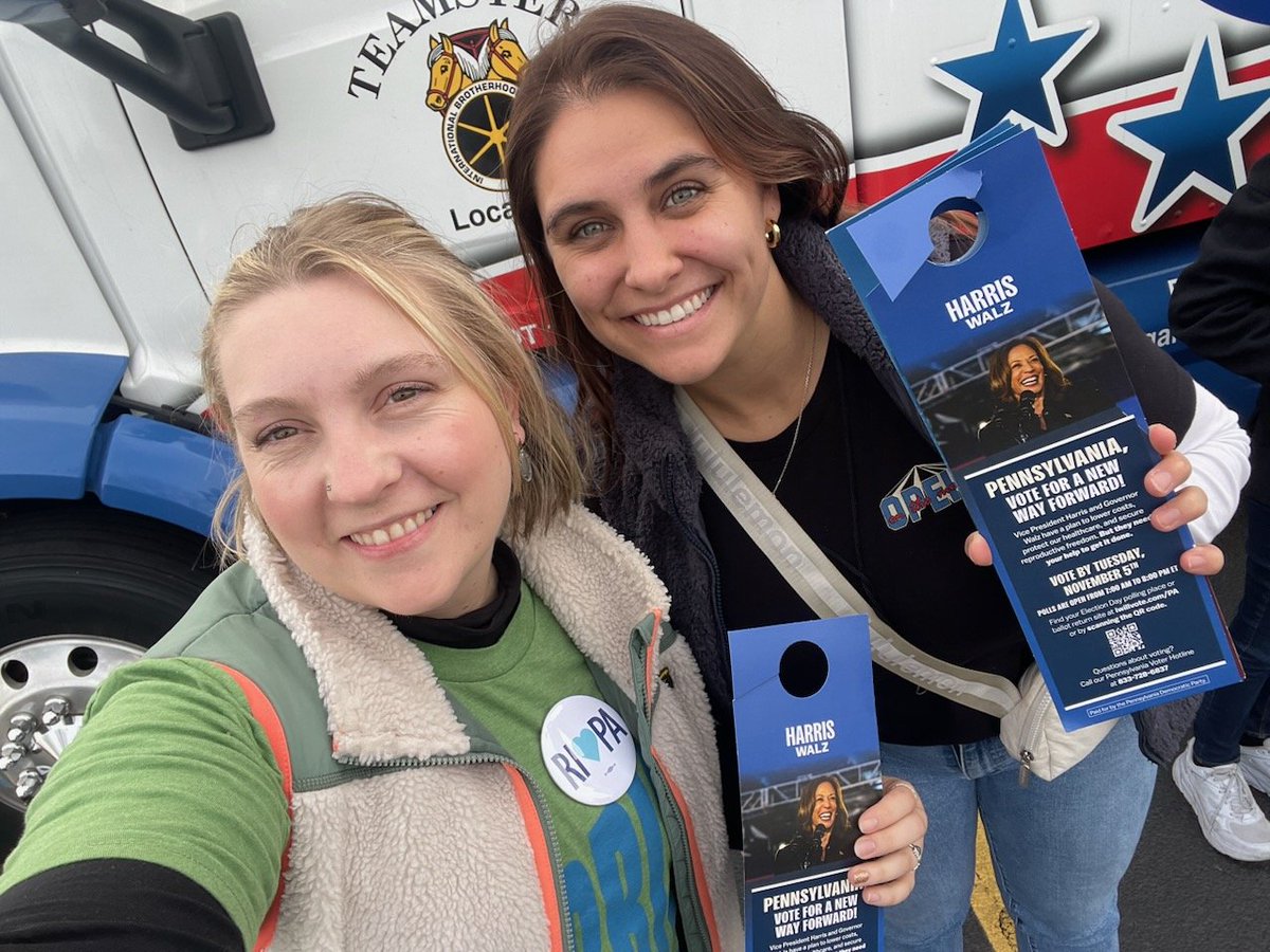 Ehamm15's tweet photo. This RI crew is heading home after a GOTV weekend well spent, knocking doors for @KamalaHarris and @Tim_Walz in Harrisburg, PA #VoteKamala @RIDemParty #DoSomething https://t.co/pGCmfavuEI
