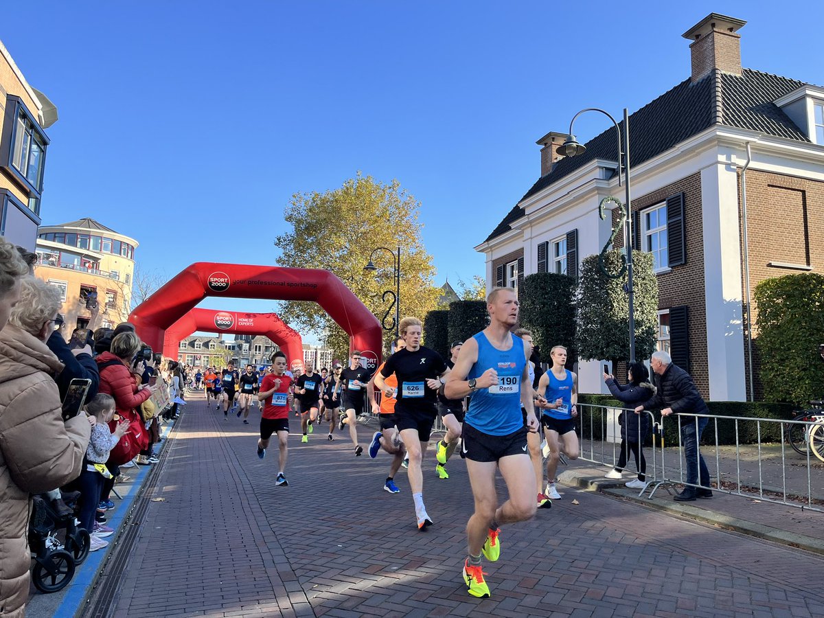 krollenloop's tweet image. Wat een prachtig verjaardagsfeest hebben wij gevierd. De tiende editie was één groot cadeau met een spectaculaire Urban Night Run en met 2.200 deelnemers uitverkochte Krollenloop.