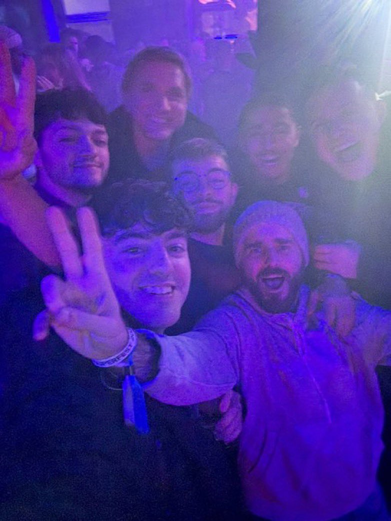 De retour des worlds juste un week end de dingue, vraiment merci à tout le monde j’ai fais des rencontre incroyable et j’ai revu des gens que je connaissais déjà, que des fou rire et des bon moment ! 
Merci tout le monde ❤️
