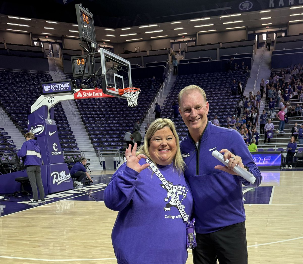 Katieksu99's tweet photo. This teacher needs a pass to bring her class from Overland Park for the next education day at Bram. Kids brought the noise and the @KStateWBB was 🔥💜 @JeffMittie @hoopsbynick #edcat https://t.co/mT5HgSLqv0