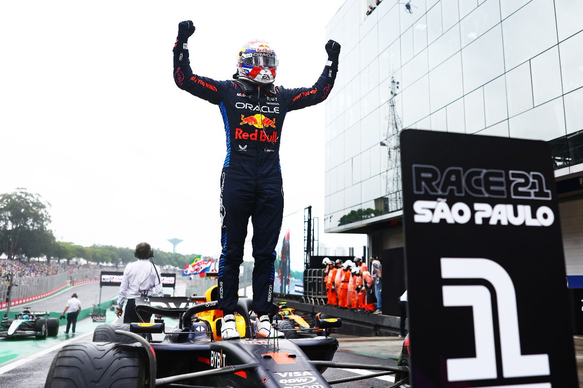 Formula_Fut's tweet photo. 🌟 Max Verstappen logró la victoria el día de ayer en una carrera que ya está en los libros de historia de la competición.

⬇️ El análisis de lo ocurrido y qué supone al campeonato, en el link.

https://t.co/EFXVpEx3MX https://t.co/ctR0iWS1Py