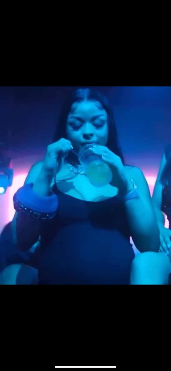 itssantebihh's tweet photo. I think she’s very confused 😂baby u wasss drinking #BaddiesMidwest https://t.co/gq1Ya0Xybf