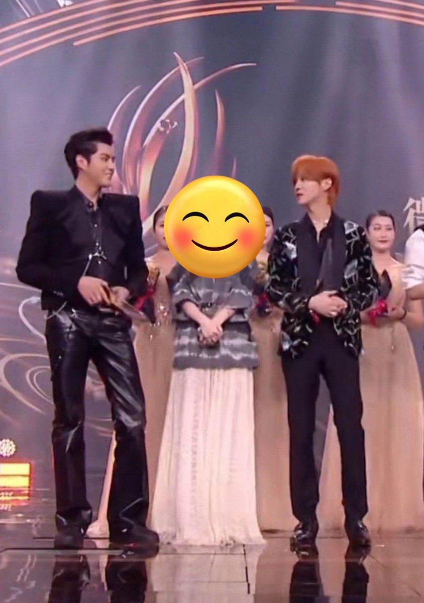 himaemiya's tweet photo. วันนี้มี weibo night ฉันคิดถึงบรรยากาศเมื่อสี่ปีก่อนจัง

เข้างานมาก็คือตัวติดกันไม่ห่าง ตอนนั้นคือต่อลมหายใจชิปเปอร์อย่างฉันมาก 
โคตรรัก และรักที่สุดคือคู่นี้ CPอันดับหนึ่งในใจตลอดกาล
 #KrisLu #FanHan #คริสลู่ https://t.co/SuFCKHAjYf
