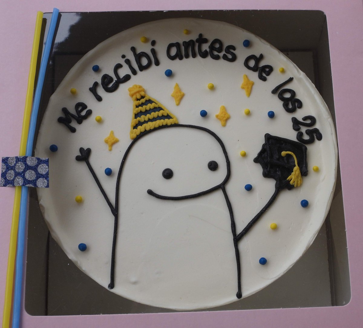 Un día le dije a mi abuela que me iba a recibir antes de los 25.
Ella no llegó a verme recibida pero yo cumplí y me recibí el último día de mis 24. Mi torta de 25 decía:
