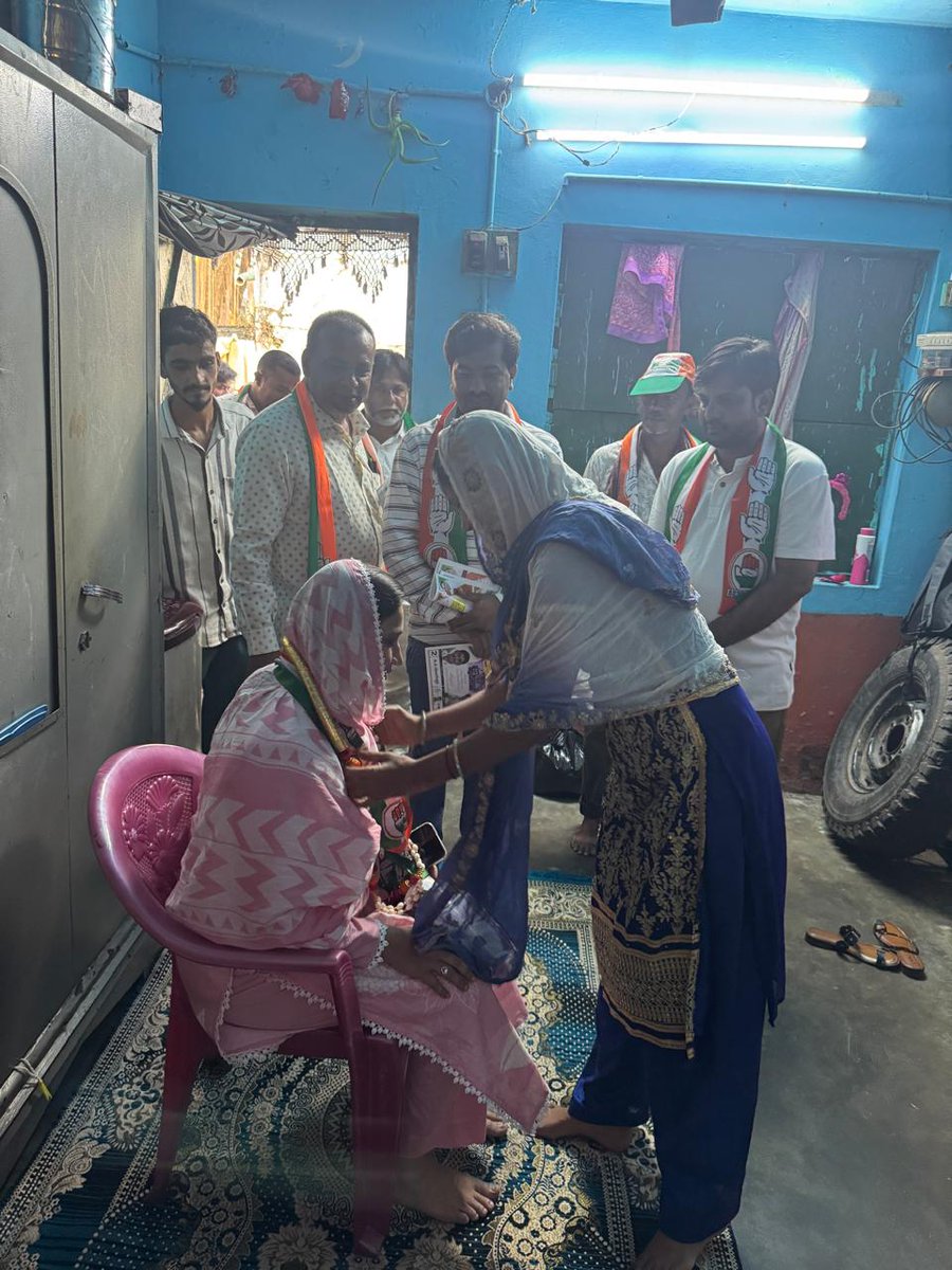 SumaiyaInc's tweet photo. DAY 3 Door to door campaigning done in ward no:21 channapatna by- election @kharge @RahulGandhi @priyankagandhi @kcvenugopalmp @rssurjewala @DKShivakumar @siddaramaiah @RLR_BTM @LambaAlka https://t.co/MC94cBVnc0