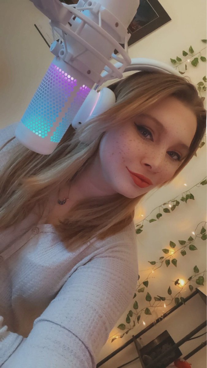 aeonianexe's tweet photo. Birthday this month &amp; toying with the idea of streaming on twitch again, lmkkkk 🫶🏻 #girlgamer https://t.co/ueArcjAZ0F