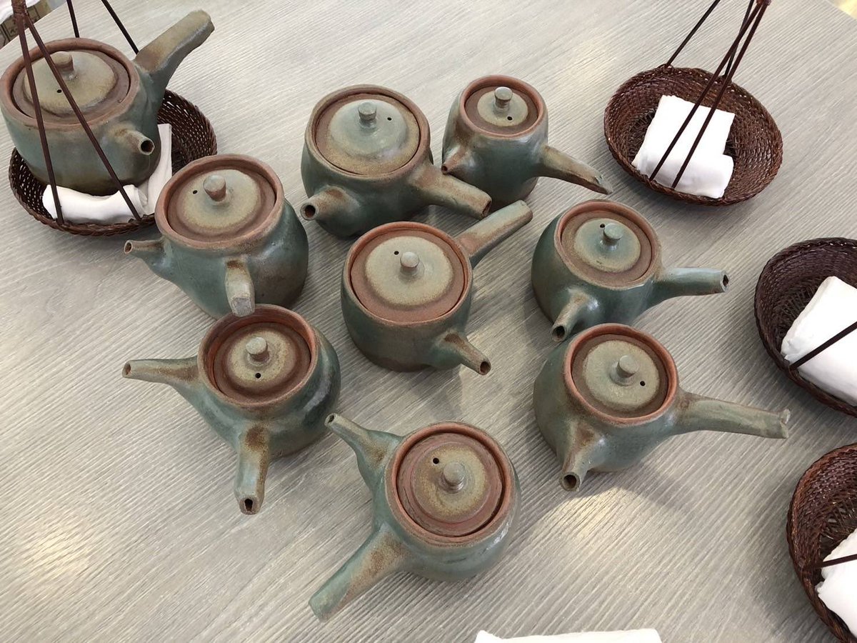 愛知大学煎茶道研究会 (@oisiisentya) on Twitter photo 煎茶道研究会です!昨日は多くのお客様にお茶会へ足を運んでいただきました。用意していた和菓子は今年も完売いたしました✨ありがとうございました!
また、8月に行われた急須作り体験にて製作した急須を使いました🍵
次のお茶会に向けてこれからも練習に励んでまいります✨ 煎茶道研究会です!昨日は多くのお客様にお茶会へ足を運んでいただきました。用意していた和菓子は今年も完売いたしました✨ありがとうございました!
また、8月に行われた急須作り体験にて製作した急須を使いました🍵
次のお茶会に向けてこれからも練習に励んでまいります✨