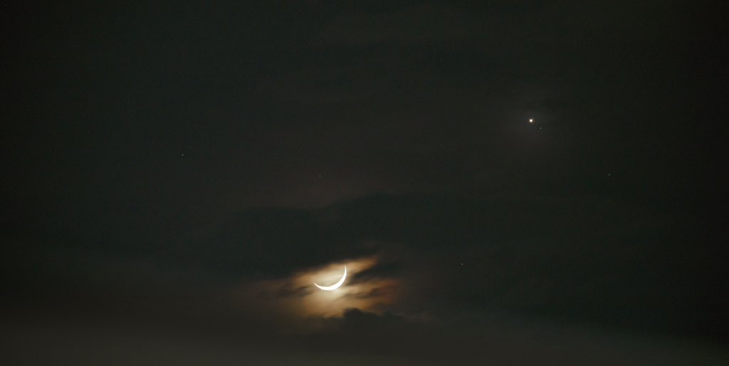 adrichauran's tweet photo. @Meteovargas La Luna y Venus vista desde Charallave, Edo. Miranda. #4Nov 
📷 by @josborrero https://t.co/3PVWkxoevM