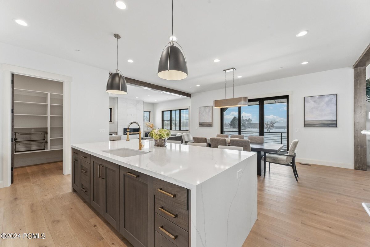 annacrabtree's tweet photo. **Red Ledges DREAM**
This meticulously crafted residence offers a perfect blend of modern luxury and timeless elegance, creating a haven for the discerning homeowner. Key Features include generous living spaces designed for comfort and relaxation, but also ideal for both... https://t.co/nFqCd2b68b