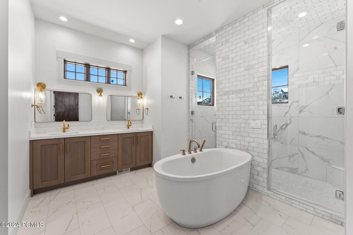 annacrabtree's tweet photo. **Red Ledges DREAM**
This meticulously crafted residence offers a perfect blend of modern luxury and timeless elegance, creating a haven for the discerning homeowner. Key Features include generous living spaces designed for comfort and relaxation, but also ideal for both... https://t.co/nFqCd2b68b