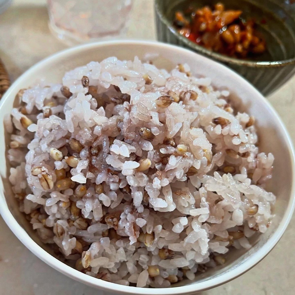 miyaarissa's tweet photo. おはようございます✨
今日はもち麦とご飯1対3のご飯とキムチ納豆、
そしていつものお豆腐キッシュとりんご酢+レモン水です。

⋆┈┈┈┈┈┈┈┈┈┈┈┈┈┈┈⋆

ーもち麦ー

もち麦は、水に溶ける水溶性食物繊維の「大麦β-グルカン」が豊富なのが特長で、食物繊維量は白米の約20倍も含まれています。食物繊維量が多い食材のイメージが定着しているごぼうよりも含有量が圧倒的に多いです。

大麦β-グルカンは一緒に食べたものの消化吸収をゆるやかにして、糖質の吸収を抑える働きがあります。
そのため食後の血糖値上昇を抑えて、血中コレステロール値を正常に保つ役割があります。
また腸内の善玉菌のエサとなり、腸内環境を整える作用があります。　便秘解消や肥満や大腸がんの予防に作用します。

たんぱく質は筋肉や血液、臓器などカラダをつくる要素として欠かせない栄養素ですが、もち麦100gあたり、10.6ｇも含まれています。白米の約2倍です。

もち麦にはマグネシウムやカリウム、亜鉛、鉄など豊富なミネラル成分が含まれています。
カリウムは浮腫解消効果、その他ミネラルは貧血予防効果があります。

更にビタミンＥは、白米と比べて約3倍も含まれています。若返りのビタミンと言われていて、アンチエイジング効果が期待できます。

#食事記録 #ダイエット垢さんとつながりたい #ダイエット垢さんと繋がりたい #ダイエット垢と繋がりたい #ダイエットご飯 #ダイエット食事 #ダイエットご飯 #ダイエットモチベ #発酵食品 #腸活 #朝食 #もち麦
