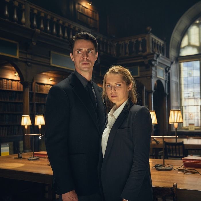 velarisbela's tweet photo. Assisti esse série em 4 dias e fiquei indignada que demorei tanto para achar ela! 
A descoberta das bruxas tem 3 temporadas: uma Bruxa e vampiro se apaixonam e quebram um acordo de segregação das criaturas e assim começa a história junto com a busca por um livro ancestral https://t.co/WezMjNKEmD