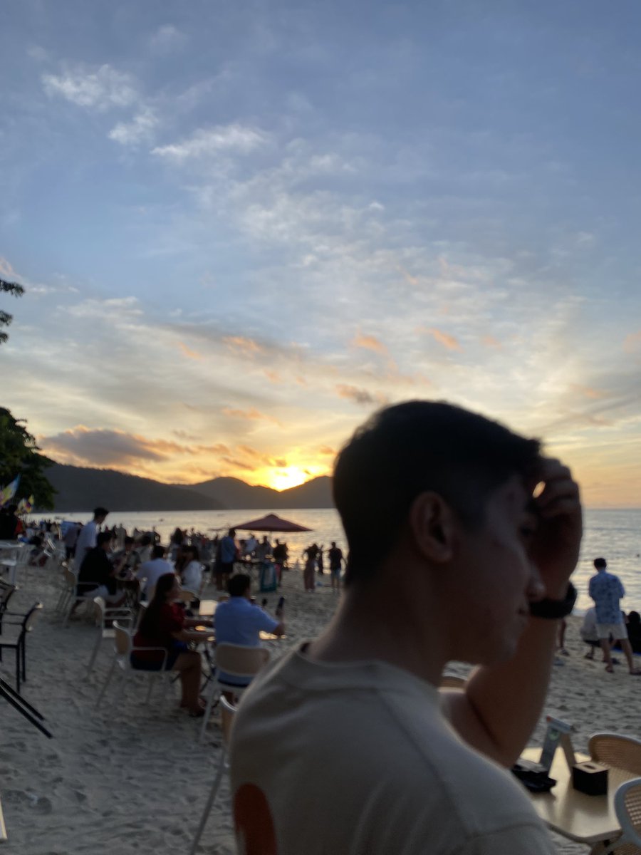 katahatidiaa's tweet photo. who knew i would learn to love the beach more, especially with him by my side https://t.co/b8hNESWjSv