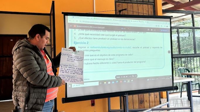 DW_Akademie_es's tweet image. 📑 Seguimos avanzando en la presentación del Manual del Orientador AMI junto a nuestro socio @IGEReduca de #ASEC 

🇬🇹 Personas coordinadoras y voluntarias fortalecen conocimientos y habilidades mediáticas en la comunidad educativa para transmitirlo al alumnado

📸 Fotos de #IGER