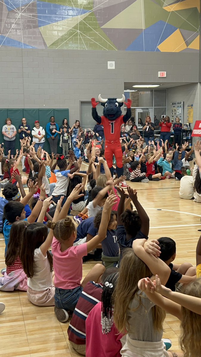 The best way to start a Monday is with the one and only <a href="/TexansTORO1/">TORO 🐃</a> thank you for our awesome lessons and fun morning! 🏈💙❤️ <a href="/HoustonTexans/">Houston Texans</a>