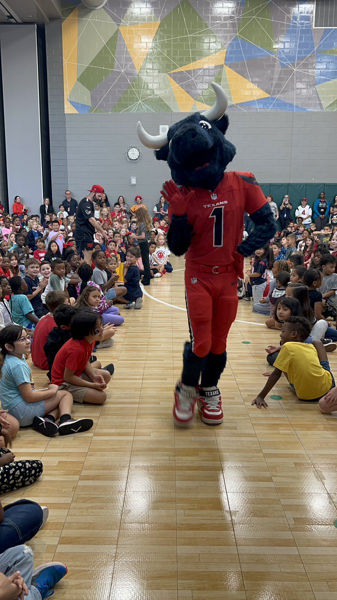 MrsRFiore's tweet photo. The best way to start a Monday is with the one and only @TexansTORO1 thank you for our awesome lessons and fun morning! 🏈💙❤️ @HoustonTexans https://t.co/o6slDKmz7p