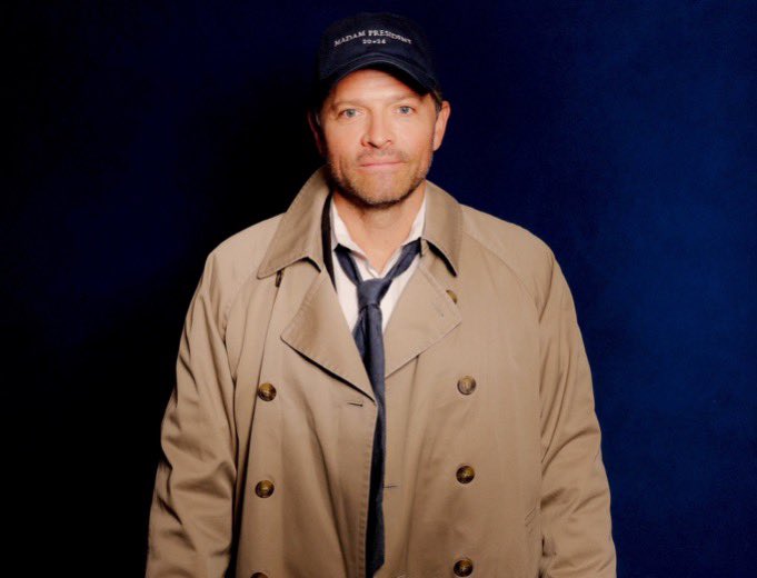 mishacbr's tweet photo. Tópico sensível: Misha Collins vestido como Castiel https://t.co/ZQkKlpT2uB