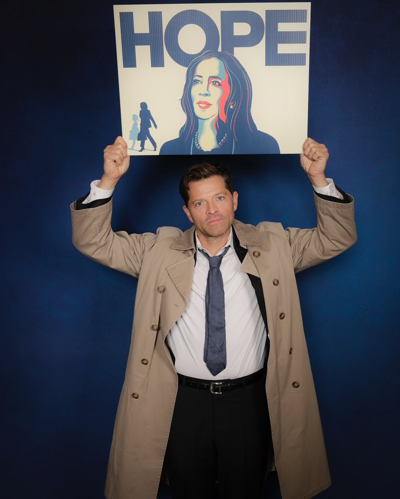 mishacbr's tweet photo. Tópico sensível: Misha Collins vestido como Castiel https://t.co/ZQkKlpT2uB