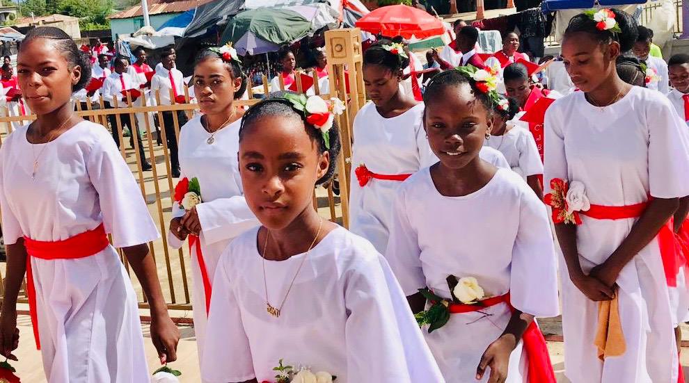 TICKETmaghaiti's tweet photo. Célébration de la fête Saint Charles Borromée à Ferrier

Les habitants de la ville de Ferrier ont célébré, les 3 et 4 novembre 2024, la fête patronale de la zone, Saint Charles Borromée. Pèlerins et mélomanes se sont rassemblés le week-end dernier pour honorer le saint patron de cette ville frontalière du département du Nord-Est. Des activités culturelles et religieuses ont été réalisées, dont la traditionnelle messe d’action de grâce, célébrée par Mgr Quesnel Alphonse, Évêque du diocèse de Fort-Liberté, autour du thème : “Sen Chal, Modèl lapriyè ak renmen, Kondwi nou nan chemen delivrans la”. #tickettoupatou
.
.
📸: Valéry Félix avec Snaïka Isaac