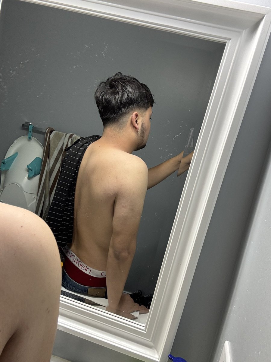 LUIIZZ005's tweet photo. Red looks good on me #nsfwtwt #gay #bi #LGBTQ https://t.co/RZ9S2sQ4IS