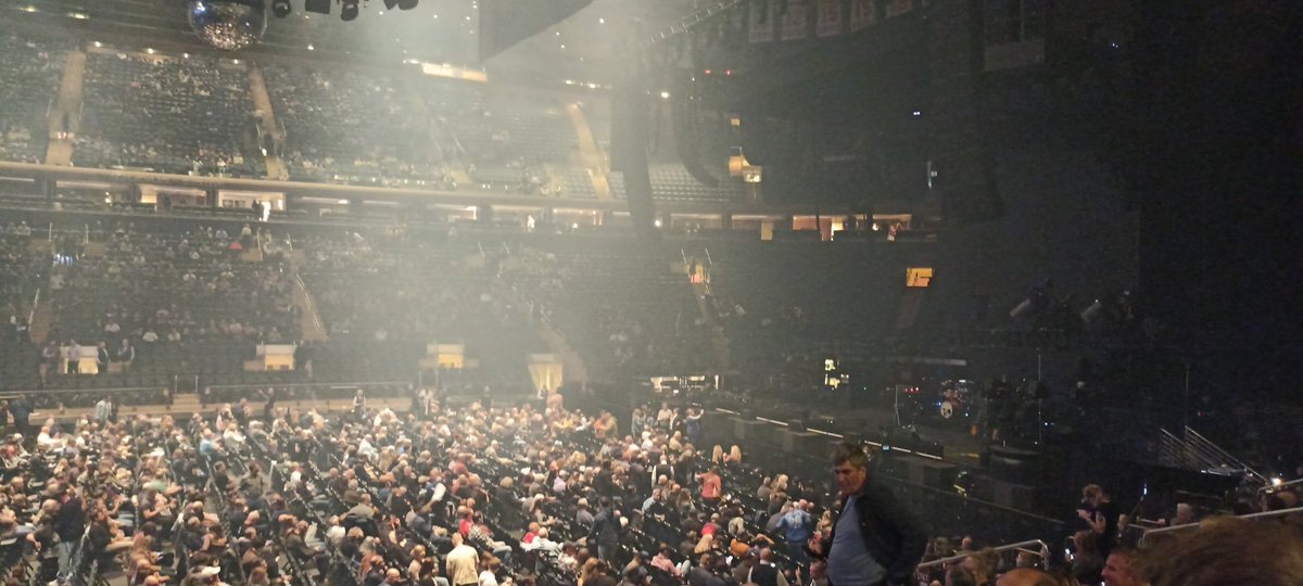 pasealfondo9's tweet photo. @davidgilmour @TheGarden @PollySamson Great to be here with you @davidgilmour  and share a magical night. PERUVIANS in the house. https://t.co/RtVmuvOw2S