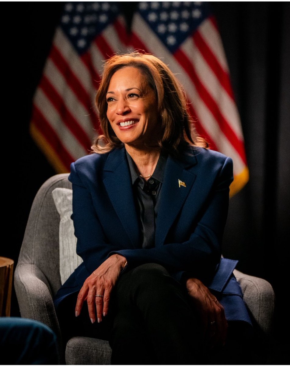 NicoleClowneyAR's tweet image. Kamala Harris will work to help everyone. She’ll fight for your right to disagree with her.
Trump will work to hurt those who disagree w/ him. He’s told us so.
I know which lesson I want my daughters to learn. I know which America I want for all our kids. Let’s do this. ❤️🤍💙