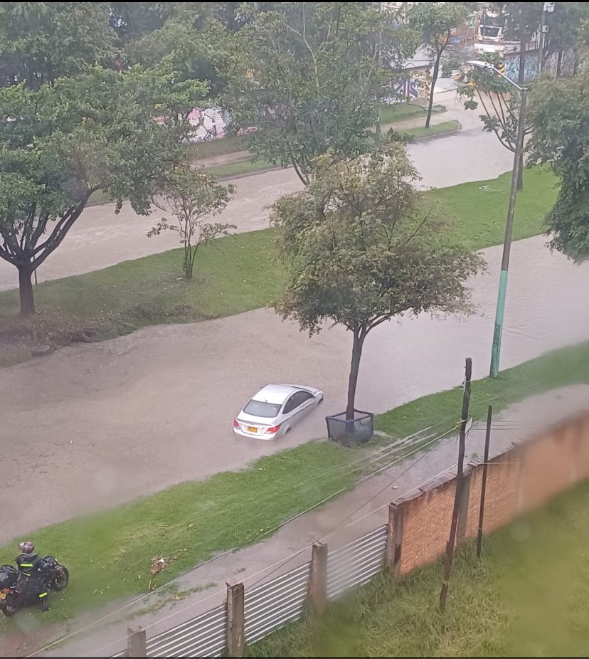 mianvahe's tweet photo. Cuando tengan que soportar otra inundación en el norte de Bogotá o en la autopista norte recuerden que Peñalosa viene luchando para pavimentar la Reserva Van der Hammen que llama un potrero. Y el irresponsable Galán sale a decir que no interfieran en su gobierno https://t.co/XRLawEfc67