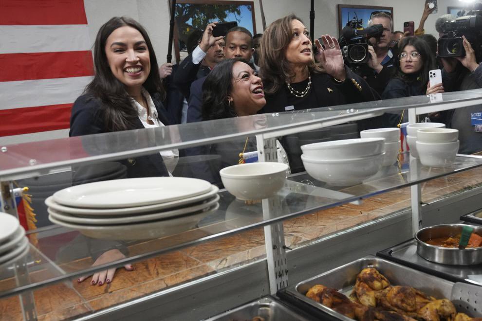 archivekamala's tweet photo. 📍Reading, PA.

@VP Harris stopped by Old San Juan Cafe with @AOC and @JoshShapiroPA.

📸: @Jacquelyn_M https://t.co/23tR85o1iS