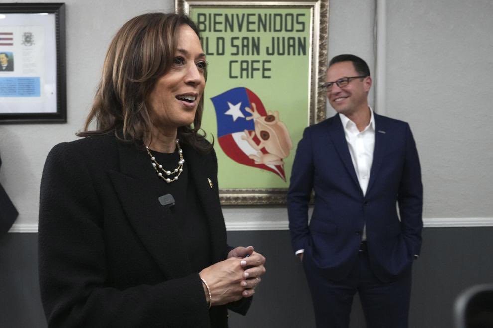 archivekamala's tweet photo. 📍Reading, PA.

@VP Harris stopped by Old San Juan Cafe with @AOC and @JoshShapiroPA.

📸: @Jacquelyn_M https://t.co/23tR85o1iS