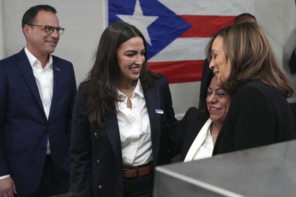 archivekamala's tweet photo. 📍Reading, PA.

@VP Harris stopped by Old San Juan Cafe with @AOC and @JoshShapiroPA.

📸: @Jacquelyn_M https://t.co/23tR85o1iS
