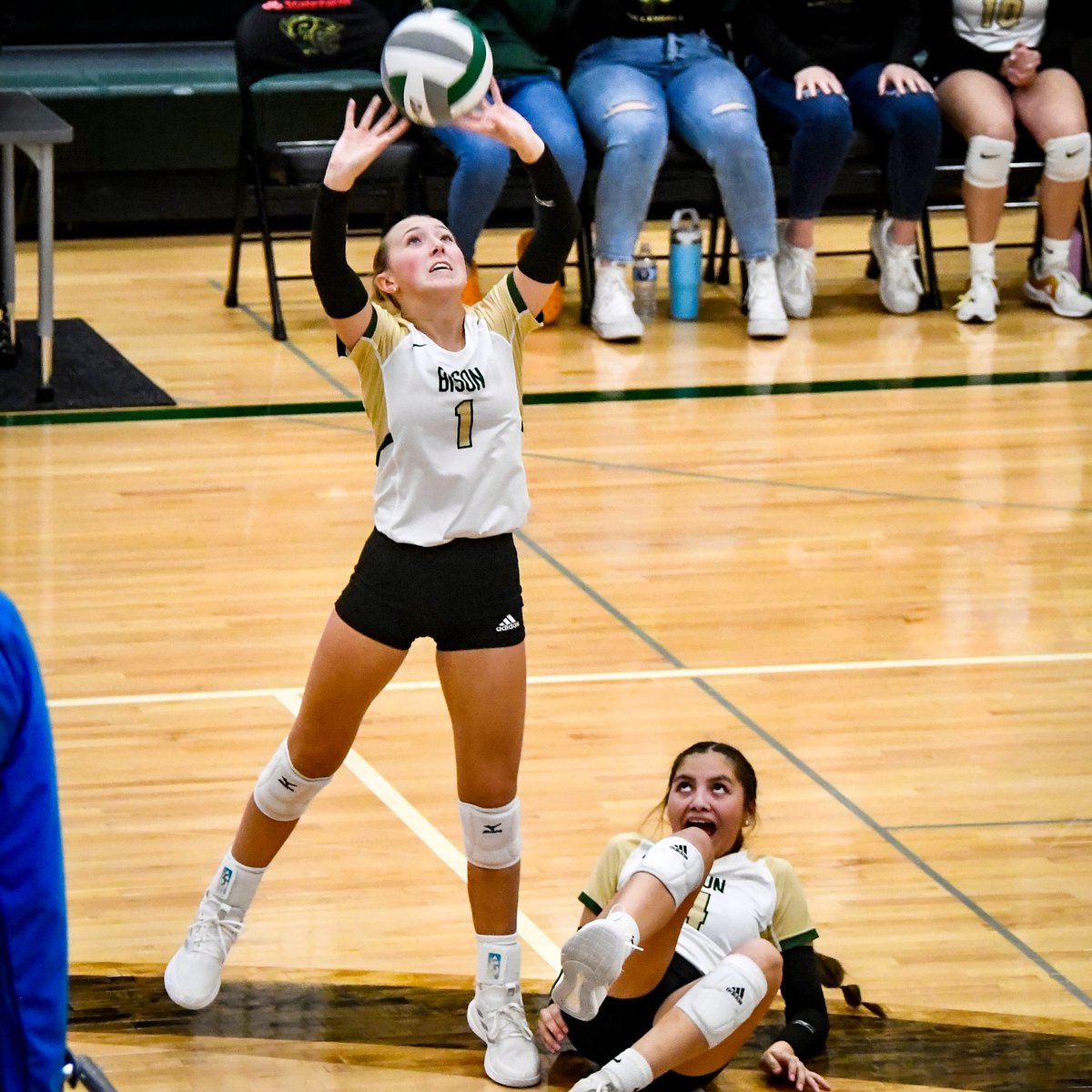 bisonvolleyball's tweet photo. 📷 SCHOOL RECORDS ALERT 📷

Kills in a Season - Sydni Homolka, 428 kills

Assists in a Season - Brookly Richardson, 852 assists

Assists in a Career - Brookly Richardson, 2,234 assists

@ccpsactivities https://t.co/ltaMnM9Swh