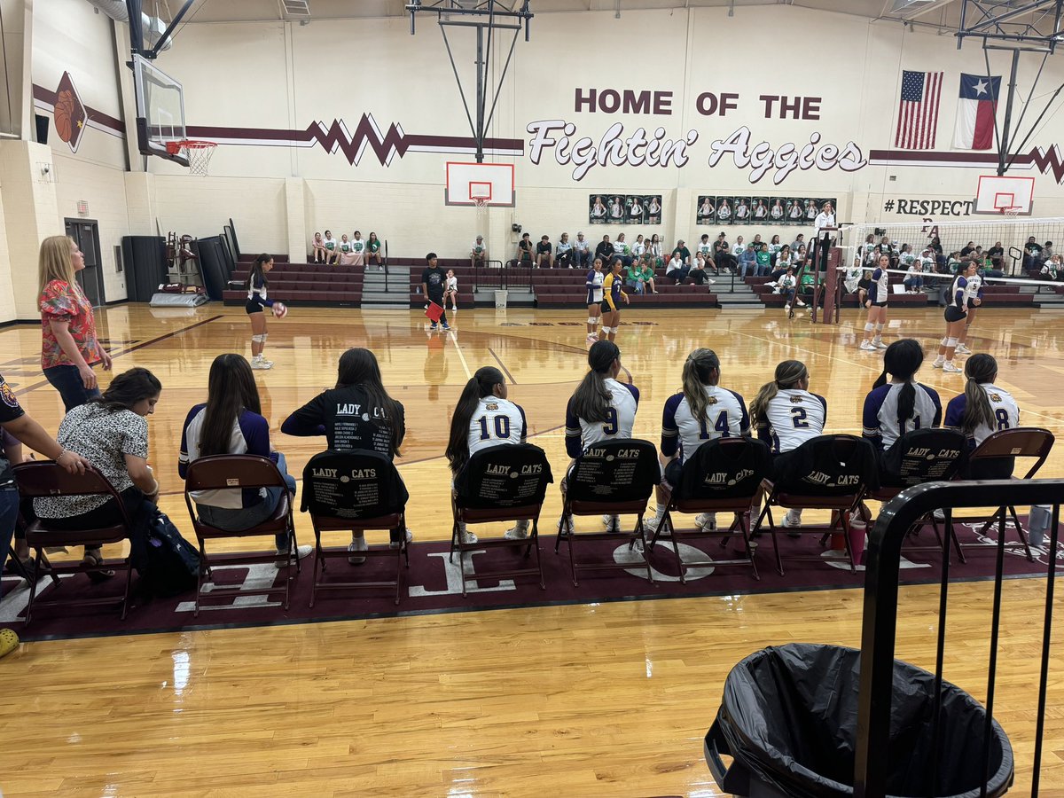 jcantu5150's tweet photo. Lady Cats 🏐 

#TogetherAsWildcats 
#WeAreCSHS https://t.co/EUdaLJdjTS