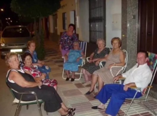 rivoabril's tweet photo. le iba re leyendo el celular a uno en el bondi y una chica me vio y nos empezamos a reír https://t.co/OVrGpboey4
