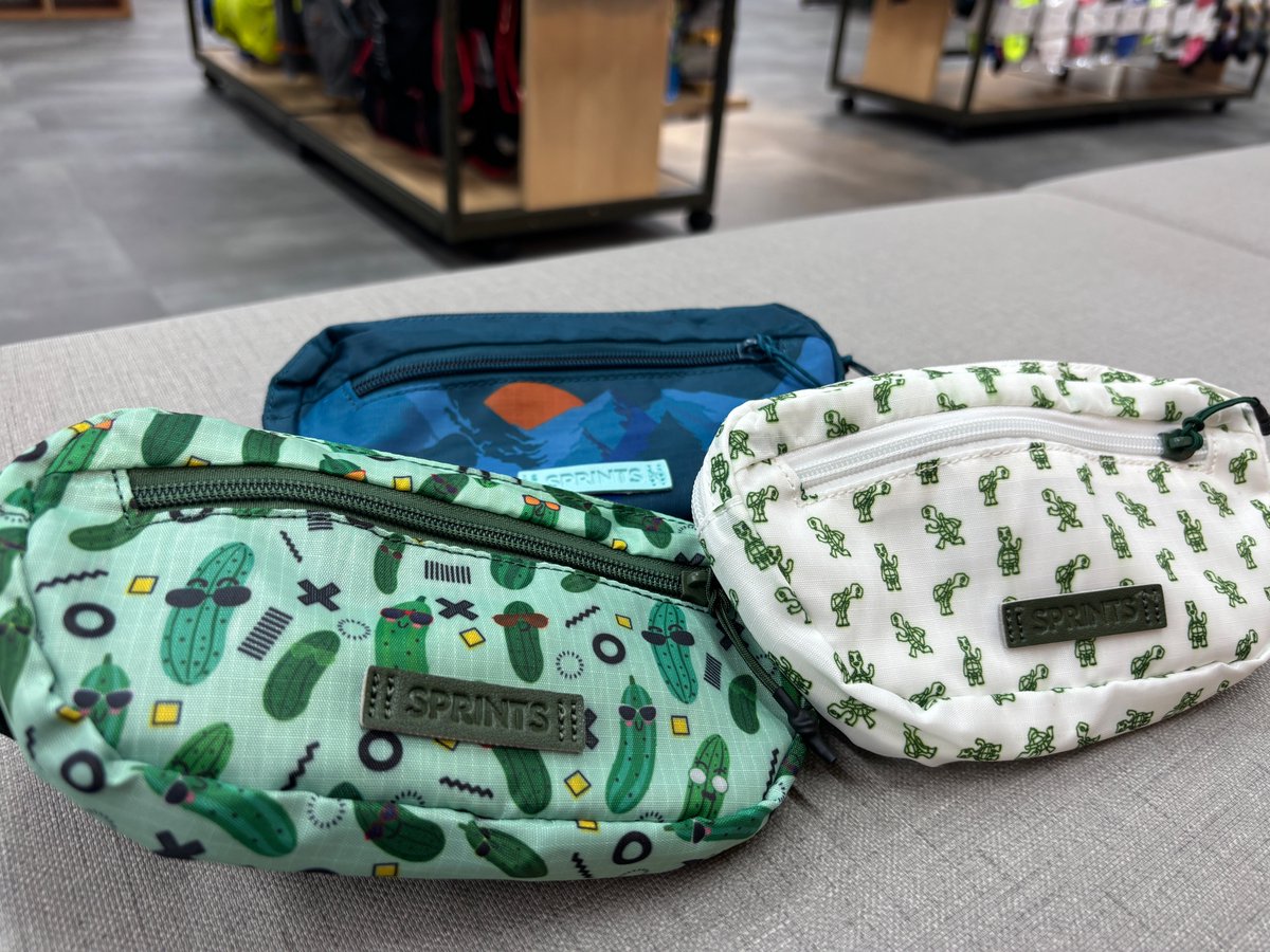 Ishii_Kofu's tweet image. #SPRINTS 
ランニングポーチ登場です✨

キャップと同じデザインのものも多くお揃いにもできちゃいます😆
サイズはスマートフォン➕小物がはいるくらいで
#ランニング　#ウォーキング　の時のベストサイズ🎒

ぜひ店頭でお試しください👍

#アートスポーツ　#石井スポーツ