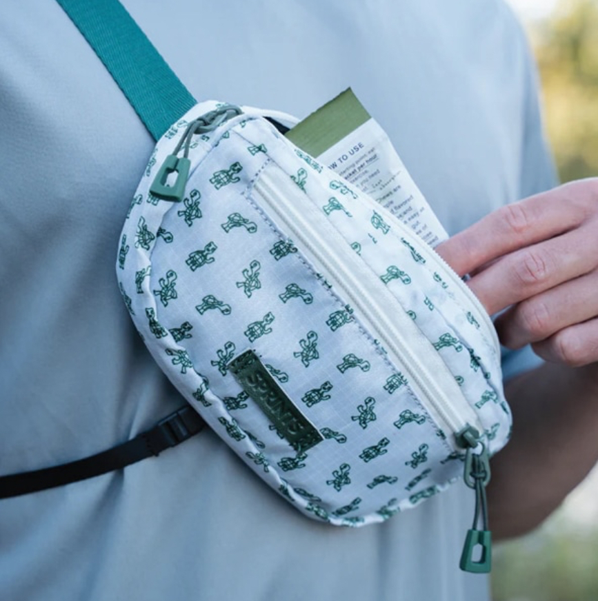 Ishii_Kofu's tweet image. #SPRINTS 
ランニングポーチ登場です✨

キャップと同じデザインのものも多くお揃いにもできちゃいます😆
サイズはスマートフォン➕小物がはいるくらいで
#ランニング　#ウォーキング　の時のベストサイズ🎒

ぜひ店頭でお試しください👍

#アートスポーツ　#石井スポーツ