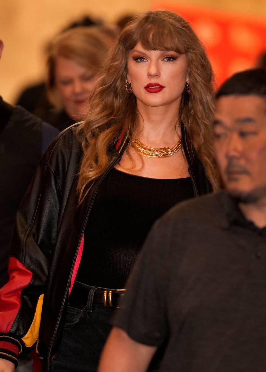 besttofswift's tweet photo. she is breathtaking https://t.co/mw0dWnpWfo