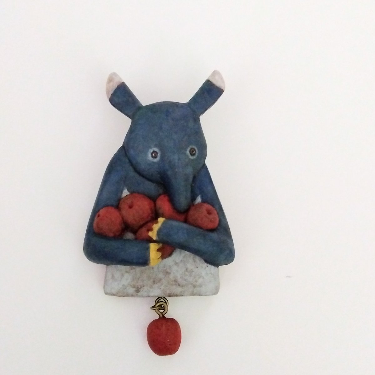 tomizo0710's tweet photo. りんご抱えて益子に行ってきます🍎

主張強め？「りんご抱えたバクのブローチ」

益子もえぎ本店さんにて、
「いきものモチーフ」
111月9日から19日まで
どうぞよろしくお願い致します https://t.co/Myj4SoTylm