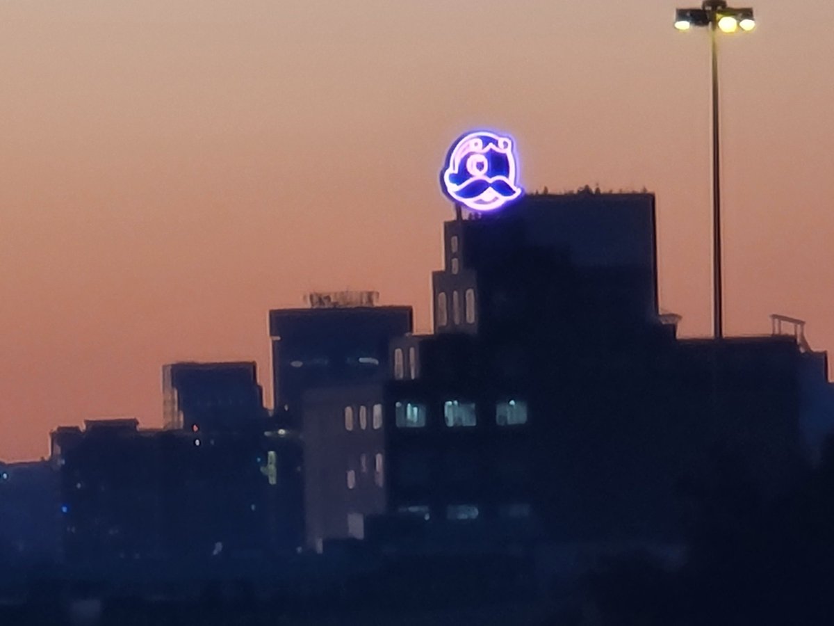 CallenHuey's tweet photo. Here are some shots that I took of the #NattyBoh, Mr. Boh logo on top the Natty Boh Tower from Broening Highway this past Saturday with the new LED lighting package.
#baltimore #charmcity @7thGypsy @noah_shumway #baltimorecity #sunset @SmithJanetmarie https://t.co/1zXykn8pbs