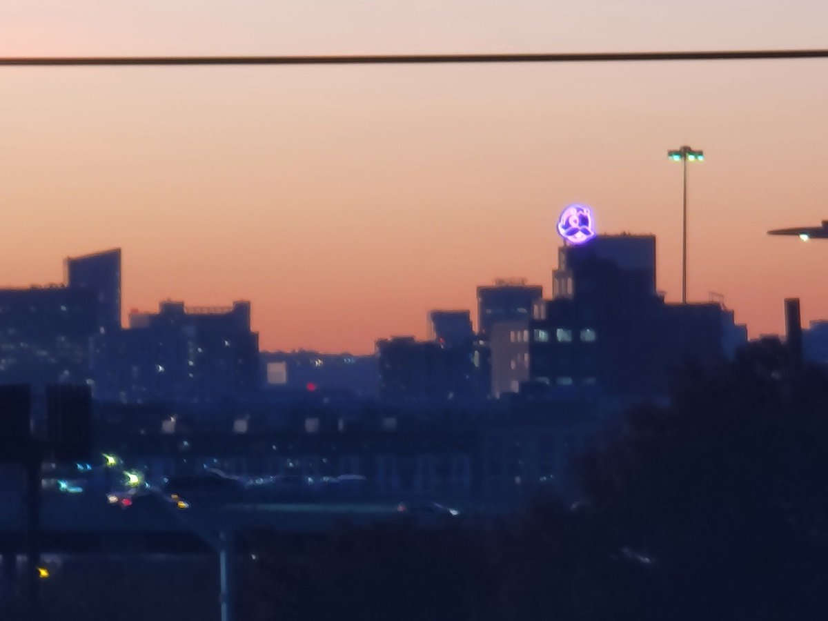 CallenHuey's tweet photo. Here are some shots that I took of the #NattyBoh, Mr. Boh logo on top the Natty Boh Tower from Broening Highway this past Saturday with the new LED lighting package.
#baltimore #charmcity @7thGypsy @noah_shumway #baltimorecity #sunset @SmithJanetmarie https://t.co/1zXykn8pbs