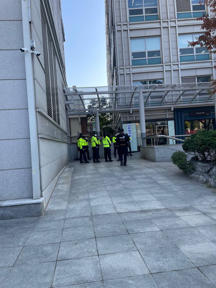 candlemove's tweet photo. 🆘️RT 요청🆘️
2년 4개월동안 윤석열 탄핵촛불을 진행해왔던 촛불행동이 현재 압수수색을 받고 있습니다. 
https://t.co/Ea47Z0D0x3 https://t.co/KK1OCzk9JE
