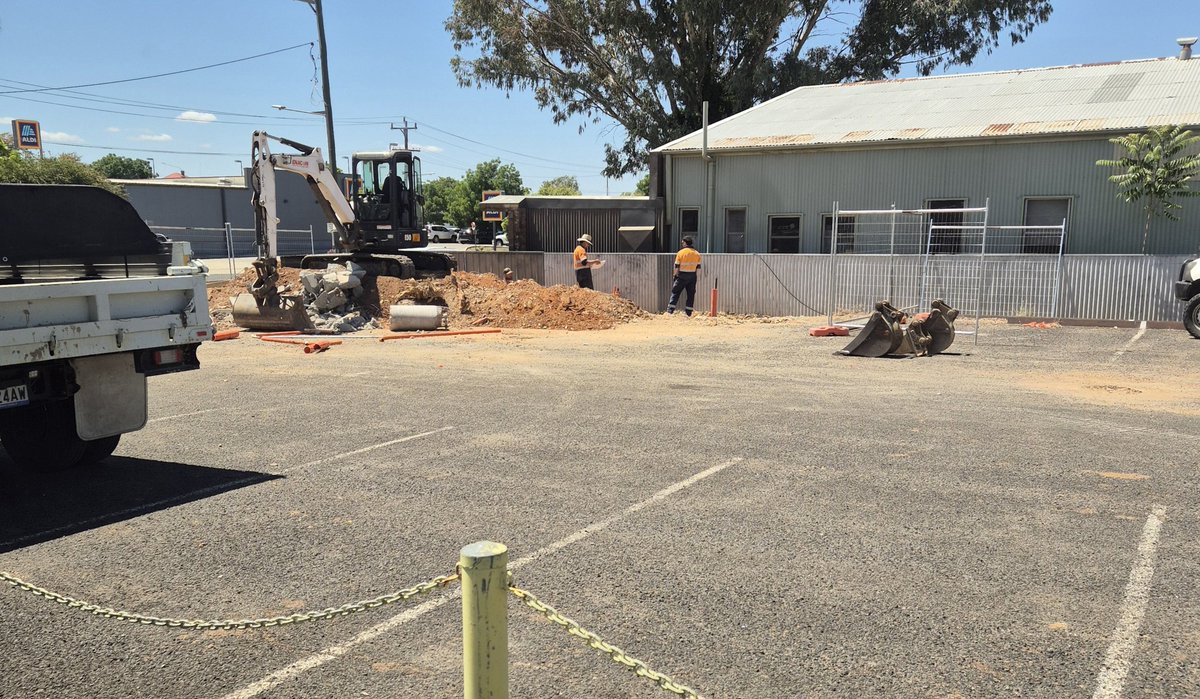 Ah, Huston, we have a problem! Parkes Supercharger will be delayed until well after Christmas. Apparently a whole new carpark has to be laid first and no one told Tesla! So the fresh concrete had to be ripped up and trenches and conduit have to be all redone! <a href="/Rizflip/">Riz</a> <a href="/chuqtas/">⚡chuqtas</a>